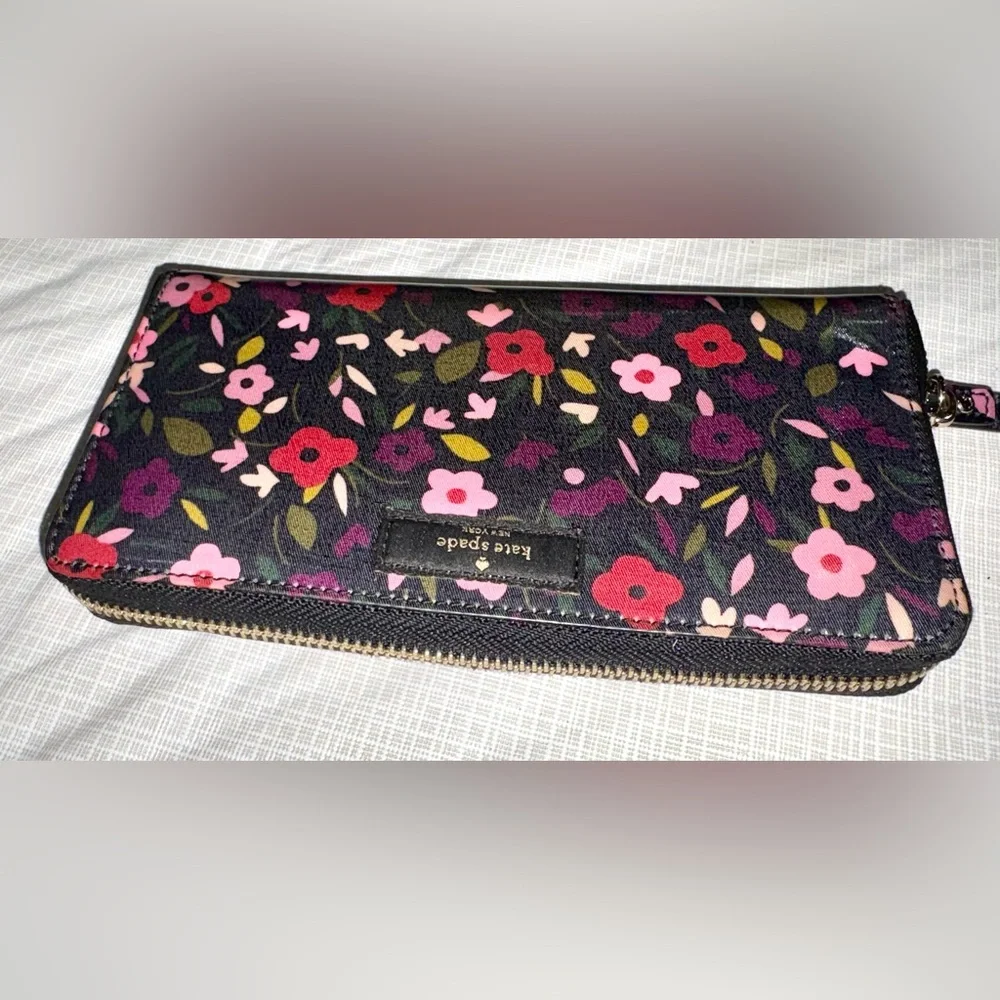kate spade a Daycation Boho Black Floral Zip Around Large Wallet - Picture 3 of 8